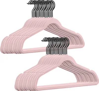 Produktbild von 50 Stück hochwertige Samt Kleiderbügel in der Farbe Rosa mit schwarzem Haken / Anti-Rutsch / von StickandShine