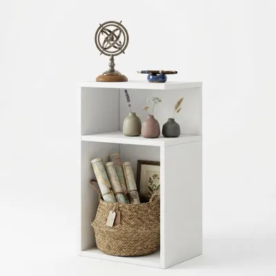 Immagine prodotto di Comodino moderno (50 cm) di colore bianco – un mobile versatile, adatto sia per essere posizionato sul lato sinistro o destro, sia per la camera da letto che per il soggiorno