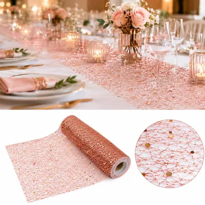 Nahaufnahme eines roségoldenen Glitter-Tischläufers auf Rolle mit funkelnder Struktur und dekorativer Netzoptik.