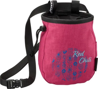 Roter Chalkbag von Red Chili mit verstellbarem Gurt; geeignet für Kletterer.