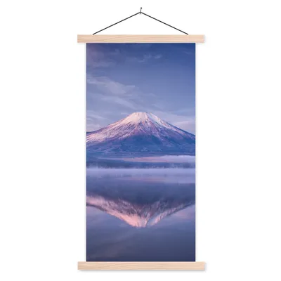 Produktbild von MuchoWow® Textilposter Der Berg Fuji in Asien mit einer Spiegelung im Wasser 40x80 cm mit holzfarbenen Rahmen - Wohnzimmer