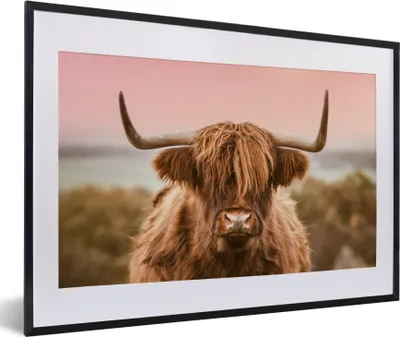 Produktbild von MuchoWow® Gerahmtes Poster Kuh - Schottischer Highlander - Tier 60x40 cm - Poster mit Schwarzem Bilderrahmen Wandposter Rahmen Foto Bilder - Schlafzimmer - Plakat in Rahmen - Drucken
