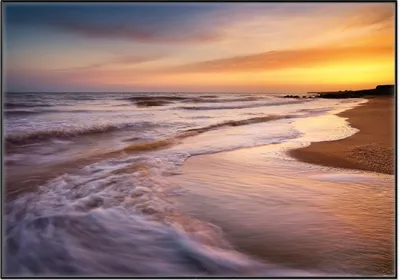 Produktbild von Wallario Wandbild Sonnenuntergang am Strand - Abendspaziergang, Größe: 70,30 x 100,30 cm, Poster mit schwarzem Aluminiumrahmen