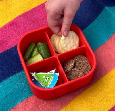 Productafbeelding van Vierkante siliconen snackbox met 4 compartimenten - valbestendig en lekvrij