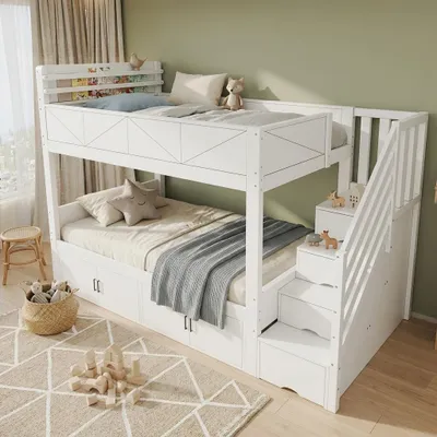 Zdjęcie produktu dla Łóżko piętrowe 90x200 cm ze schodami z miejscem do przechowywania, szafkami pod dolnym łóżkiem, podwyższonym zabezpieczeniem przed upadkiem i półką na książki, łóżko dziecięce, białe, Obraz wygenerowany przez AI