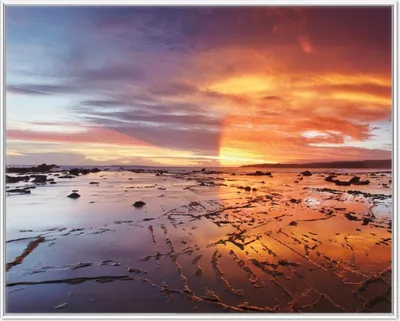 Produktbild von Wallario Wandbild Wattwanderung am Meer bei Sonnenuntergang, Größe: 40,30 x 50,30 cm, Poster mit weißem Aluminiumrahmen