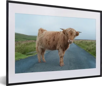 Produktbild von MuchoWow® Gerahmtes Poster Scottish Highlander - Straße - Gras 60x40 cm - Poster mit Schwarzem Bilderrahmen Wandposter Rahmen Foto Bilder - Schlafzimmer - Plakat in Rahmen - Drucken