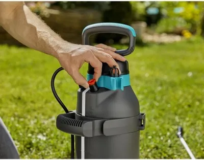 Obrázek produktu pro Tlakový postřikovač, objem nádrže 5 l, délka hadice 150 cm, max. tlak 3 bar, GARDENA Plus (11138-20)