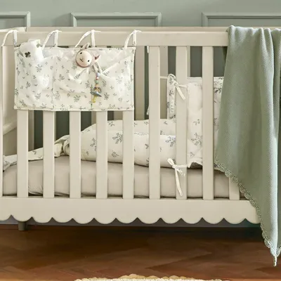 Produktbild von Baby-Nestchen Nymariel mit weicher, abnehmbarer Bettschlange, gepolsterter Matratze und waschbarem Bezug aus Baumwolle in Creme