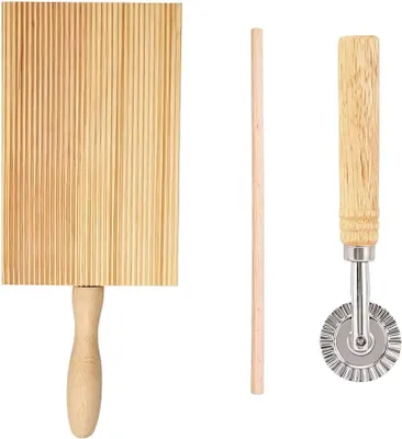 Produktbild von Nudelbrett-Set aus Holz mit Nudelschneider und Ravioliroller – für hausgemachte Pasta und frische Teigwaren