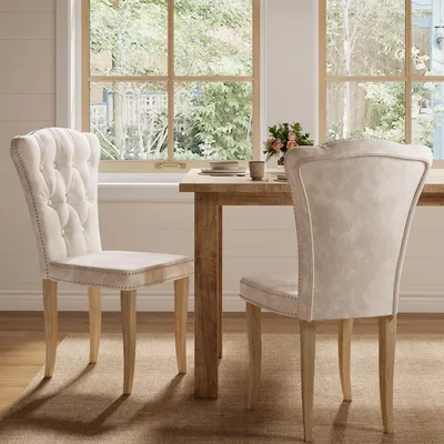 Imagen del producto de Conjunto de 2 sillas de comedor REMZETTA, color beige, tapizadas en terciopelo, con respaldo alto, botonadura, detalles en clavos y patas de madera. Sillas para la cocina o comedor