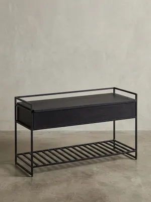 Moderne Sitzbank in Schwarz mit integriertem Schuhregal und Staufach, Frontansicht auf weißem Hintergrund, aus massivem Mangoholz und pulverbeschichtetem Eisen._#sku_BARWL6.587#