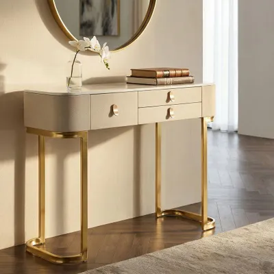 Produktbild von Glamouröse Beauty-Konsole 100 x 40 x 80 cm mit 3 Schubladen – Weiße Stoffkonsole mit marmorähnlicher Oberfläche – Goldene Details – Gestell aus Holz und Metall