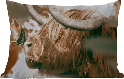Produktbild von MuchoWow® Outdoor Kissen - Schottisches Hochlandrind - Schmetterling - Tiere - 60x40 cm - Wetterfest - Lounge Kissen - Zierkissen - Kissen für Innenräume