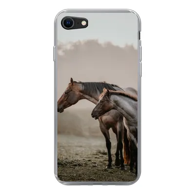 Produktbild von MuchoWow® Handyhülle Schutzhülle Hülle für iPhone SE 2020 Pferde - Nebel - Wiese Silikon Softcase Handy Hülle - Kartenbesitzer