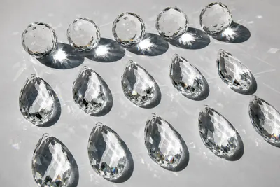 Produktbild von 15 Kristall Anhänger Set – Suncatcher, Kronleuchter Behang, Kristall Tropfen & Kugeln Fensterdeko Lichtbrechung Deko Basteln Bastelset, KI-generiertes Bild