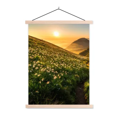 Produktbild von MuchoWow® Textilposter Blumen - Sonne - Berge 60x80 cm mit holzfarbenen Rahmen - Wandbild