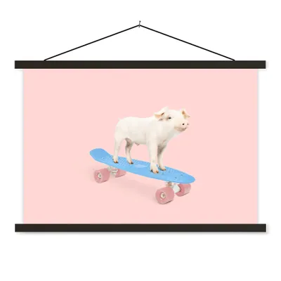 Produktbild von MuchoWow® Textilposter Schwein - Rosa - Skateboard - Blau - Tiere 90x60 cm mit schwarzem Rahmen - Aufhängungssatz