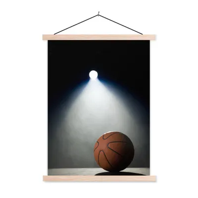 Produktbild von MuchoWow® Textilposter Basketball im Rampenlicht 60x80 cm mit holzfarbenen Rahmen - Wandbild