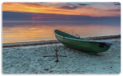 Produktbild von Wallario Frühstücksbrettchen aus Glas, je 14 x 23 cm, mit rutschfesten Füßen, Motiv Einsames Fischerboot mit Anker am Strand