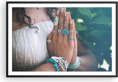 Produktbild von Gerahmtes Poster - Schwarzer Rahmen - Hände Schmuck Boho - 91,5x61 cm - Wand Bild - Wanddeko - Wandbilder - Kunstposter - Wandposter - Bilderrahmen - Bilder - Kunstdruck - P2BAA91x61-4412