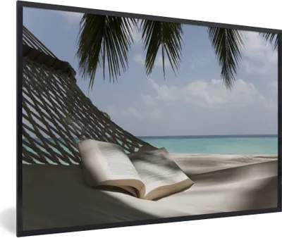 Produktbild von MuchoWow® Gerahmtes Poster Hängematte - Buch - Strand 90x60 cm - Poster mit Schwarzem Bilderrahmen Wandposter Rahmen Foto Bilder - Fotorahmen - Foto-Plakat
