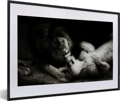 Produktbild von MuchoWow® MuchoWow® Gerahmtes Poster Löwe - Schwarz - Weiß 60x40 cm - Poster mit zchwarzem Bilderrahmen - Schlafzimmer - Plakat in Rahmen - Drucken