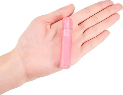 Productafbeelding van Verpakking van 24 mini kunststof spuitflessen met frosted afwerking - 5 ml - 4 kleuren - Lege parfumproefjesflessen - Geurige etherische oliën - Persoonlijke verzorgingsproducten