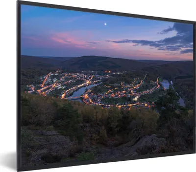 Produktbild von MuchoWow® Gerahmtes Poster Eine Luftaufnahme am Abend von Monthermé in den Ardennen 80x60 cm - Poster mit Schwarzem Bilderrahmen Wandposter Rahmen Foto Bilder - Schwarzem - Mit Gestell