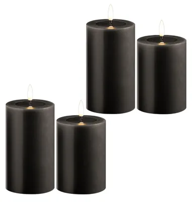 Productafbeelding van Set van 4 LED-kaarsen met flakkerend vlammetje en een echte waslook, grijs, diameter 7,5 cm. Inhoud: 2 kaarsen van 12,5 cm hoog en 2 kaarsen van 10 cm hoog. LED-kaarsen met timerfunctie. Vereist 2 AA-batterijen per kaars. LED-kaarsen met een stompkaarsvorm, grijs