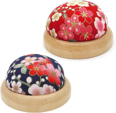 Productafbeelding van Speldenkussen Naaien - Naaldhouder Quilten - Handwerk Organiseren - Houten Basis - 7 cm Diameter - Bloemenprint
