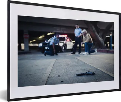 Produktbild von MuchoWow® Gerahmtes Poster Polizei am Tatort 60x40 cm - Poster mit Schwarzem Bilderrahmen Wandposter Rahmen Foto Bilder - Schlafzimmer - Plakat in Rahmen - Drucken