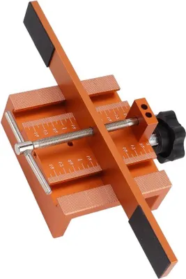 Produktbild von Installationskastdeur aus Metall mit Griffklemme - Montageposition - Benutzerhandbuch.