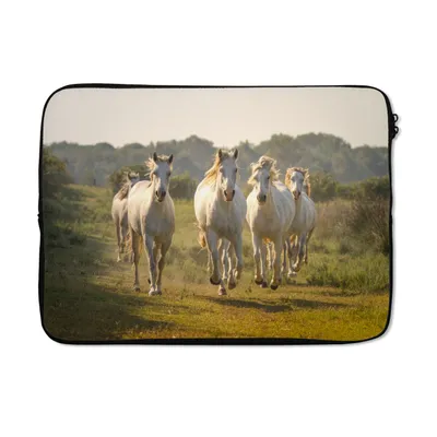 Produktbild von MuchoWow® Laptop Hülle 13 Zoll Galoppierende weiße Pferde Laptoptasche - Laptophülle - Sleeve - Rundumschutz