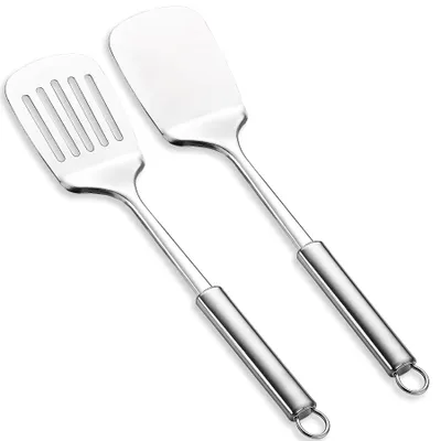 Produktbild von Edelstahl-Spatelset, bestehend aus einem geschlitzten Spatel, einem massiven Spatel und einem robusten Küchenspatel mit hoher Hitzebeständigkeit, ideal für Fisch, Eier und Pfannkuchen, spülmaschinenfest