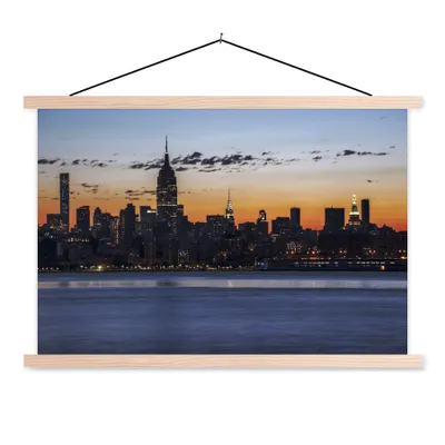 Produktbild von MuchoWow® Textilposter New York - Skyline - Amerika 120x80 cm mit holzfarbenen Rahmen - Aufhängeset