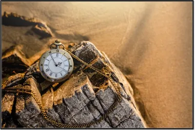 Produktbild von Wallario Wandbild Alte Taschenuhr am Strand, Größe: 61 x 91,50 cm, Poster mit schwarzem Aluminiumrahmen