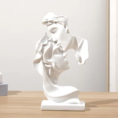 Image de Sculpture abstraite représentant un couple, idéale pour la décoration intérieure