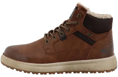 Auf dem Bild ist ein brauner Stiefel zu sehen der aus Leder gefertigt ist. Man sieht den Stiefel von der linken Seite und er hat eine robuste Sohle.