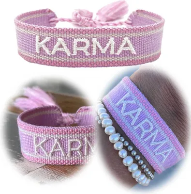 Produktbild von LS-LebenStil Canvas Statement Armband Karma Lila Flieder besticktes Stoffarmband gewebt textiles Quasten Spruch Boho Geschenk Freundschaftsarmband