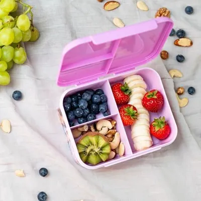 Produktbild von TOPModel Girl Power - Brotdose in Lila, mit Model Motiv und bunten Batches, Lunchbox mit 3 Fächern und Klapp-Deckel