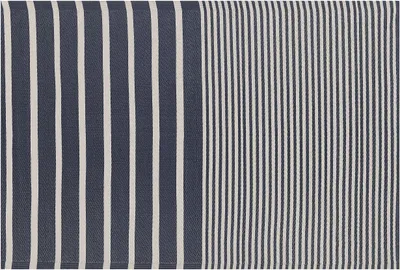 Produktbild von BELIANI Outdoor Teppich Dunkelblau Weiß Polypropylen 120 x 180 cm Gestreift Jacquardgewebt Rechteckig Kurzflor Gartenaccessoires Terrasse Wohnzimmer