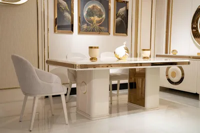 Image de Table de salle à manger moderne en bois avec chaises beiges, ensemble de salle à manger élégant