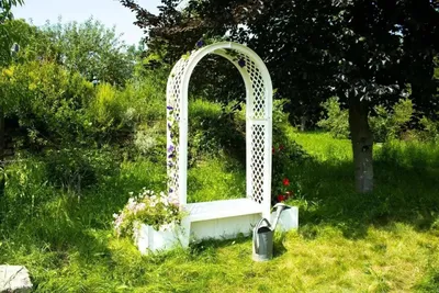 Zdjęcie produktu dla Ławka ogrodowa KHW „Brüssel” z donicami i łukiem różanym z tworzywa sztucznego. Wymiary: 174 x 49 x 207 cm (wysokość); kolor: biały.