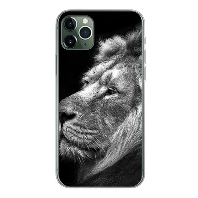 Produktbild von MuchoWow® Handyhülle Schutzhülle Hülle für iPhone 11 Pro Max Löwe vor schwarzem Hintergrund in schwarz und weiß Silikon Softcase Handy Hülle - Schutz