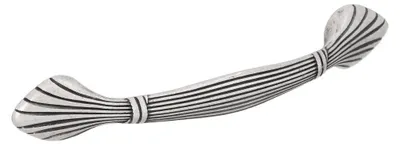 Productafbeelding van Handgreep voor meubels, gemaakt van zinklegering (zamac). Afstand tussen de bevestigingsgaten: 96 mm. Afwerking: gepolijerd, antiek zilver. Set van 25 stuks