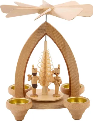 Das Bild zeigt eine moderne Holzpyramide mit einem eleganten Bogen und einem drehbaren Flügelrad oben sowie vier Kerzenhaltern und zwei geschnitzten Bergleuten um einen kunstvoll gestalteten Baum in der Mitte.