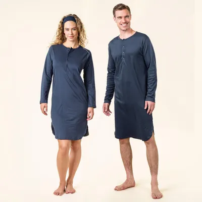 Produktbild von Uni-Retro-Nachthemd „Dominique“ in Dark Navy von Living Crafts