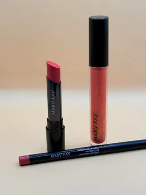 Zdjęcie produktu dla Zestaw Mary Kay POETIC PINK Pomadka + FANCY NANCY Błyszczyk + ROSE Konturówka do ust