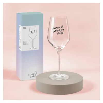 Immagine prodotto di Bicchiere Da Vino Sand & Soda Con Scritta - Wine Me Up